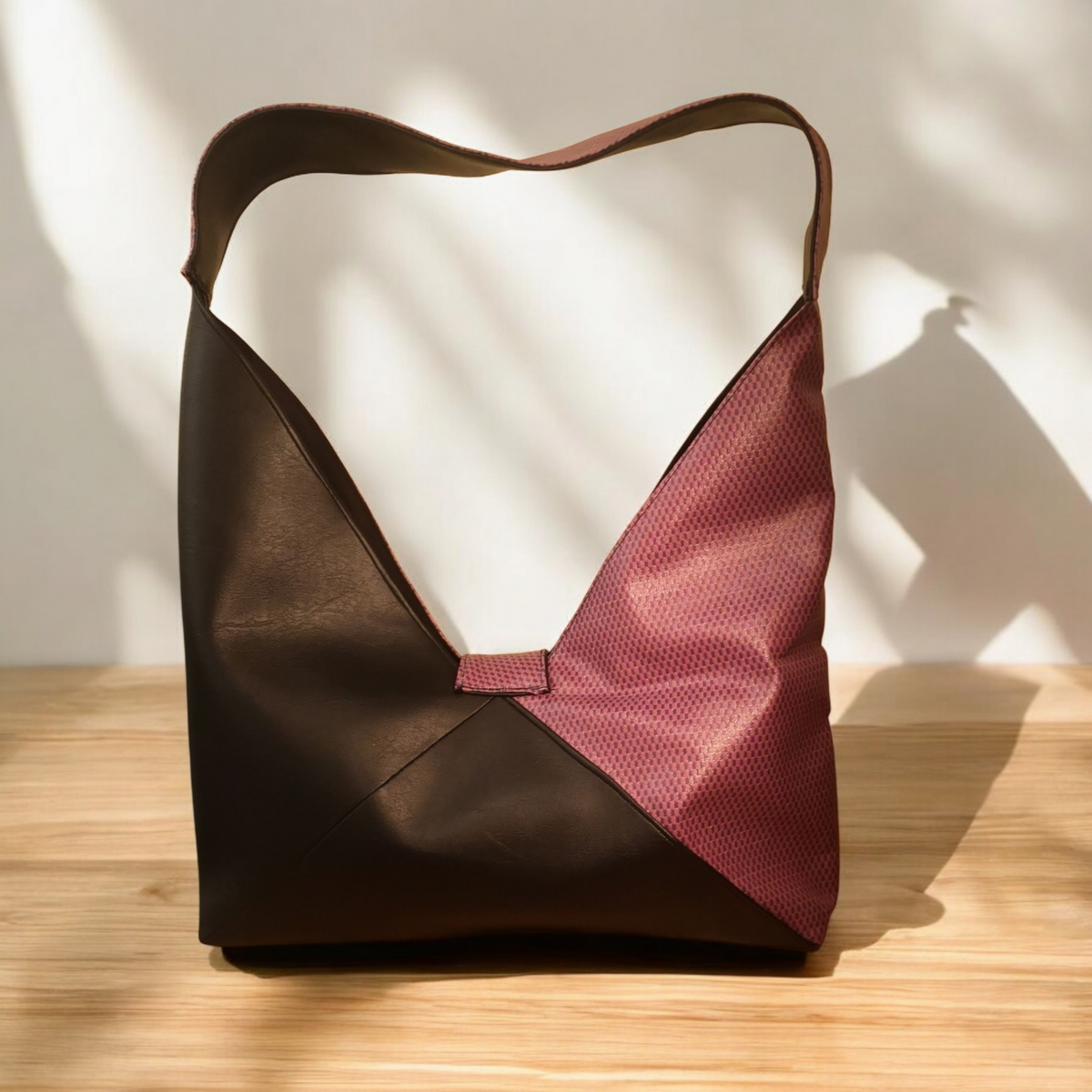 Bunde Triangle Bag with a Magnet Clasp